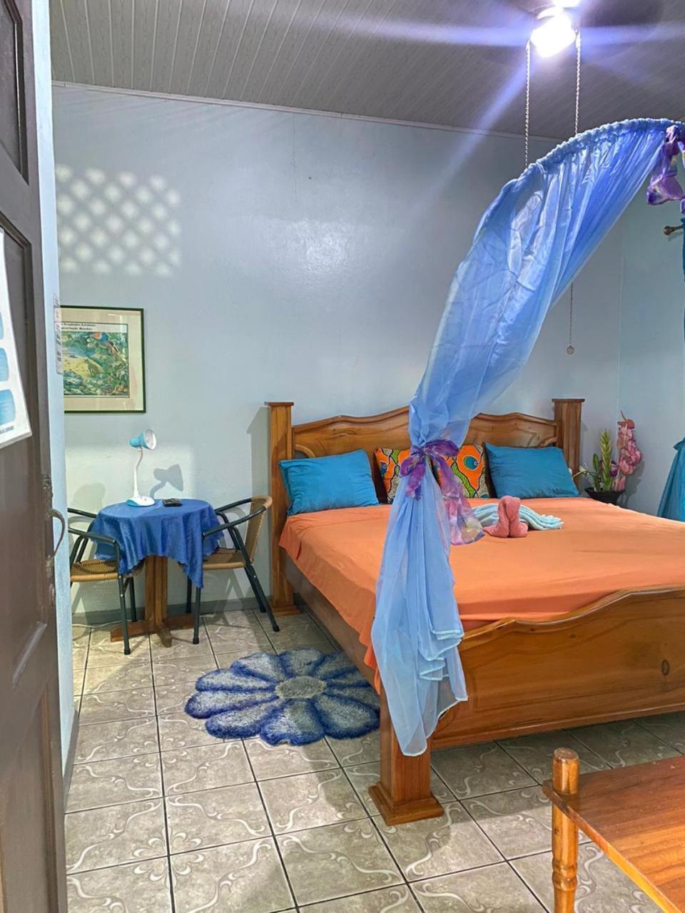 Cabinas Mitchaelle'S Puerto Viejo de Talamanca Exterior foto